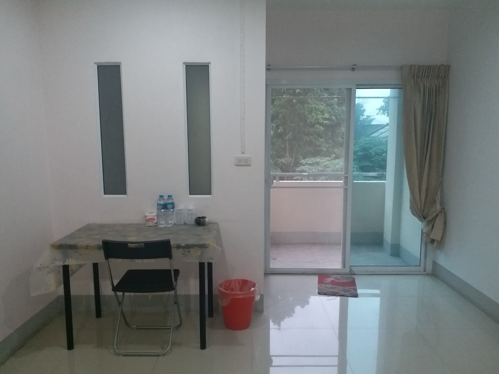 Hotel · Chawalee Place, Sung Noen