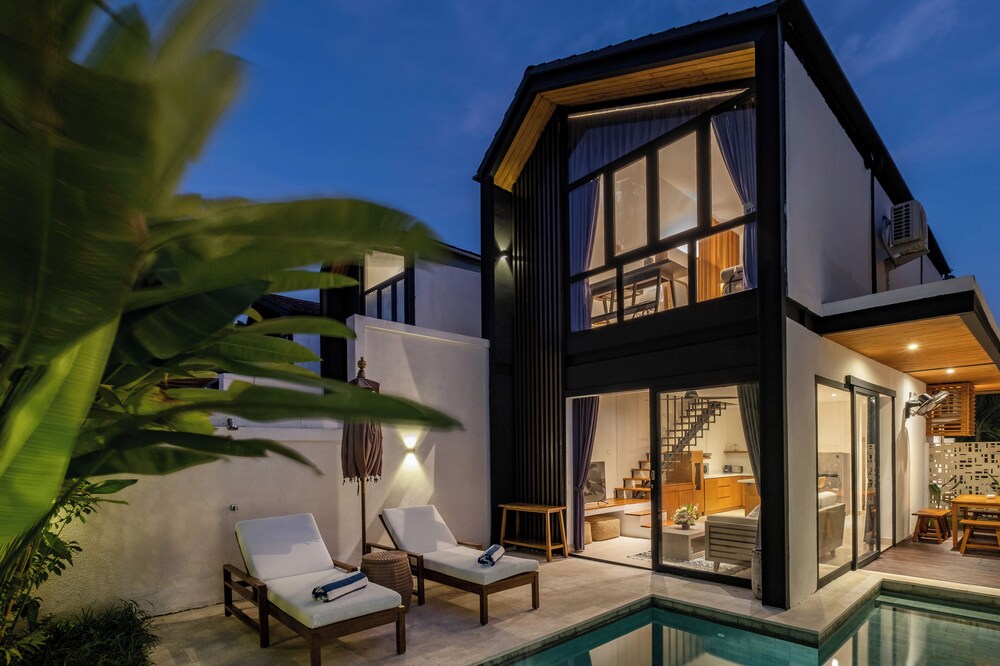 Villa Isola Gallinara, Indonesia