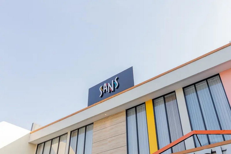 Sans Hotel Box Mansion Surabaya by RedDoorz, Wonokitri 2, Indonesia