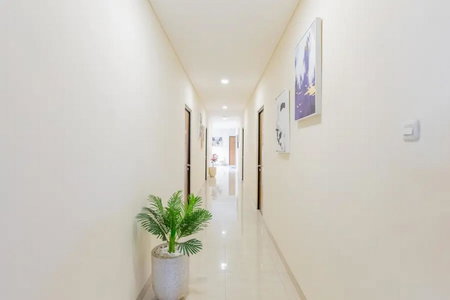 Sans Hotel Box Mansion Surabaya by RedDoorz, Wonokitri 2, Indonesia
