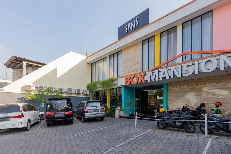 Sans Hotel Box Mansion Surabaya by RedDoorz, Wonokitri 2, Indonesia