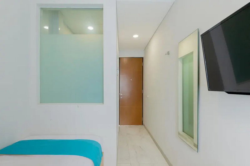 Sans Hotel Box Mansion Surabaya by RedDoorz, Wonokitri 2, Indonesia