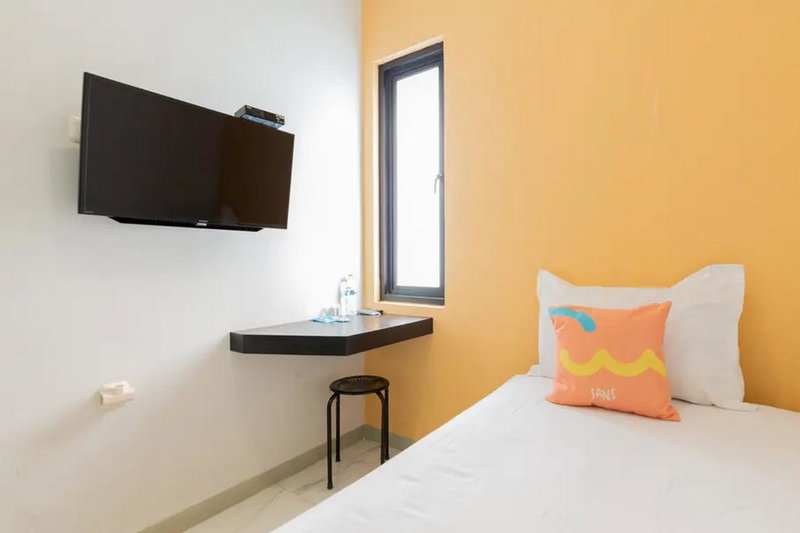Sans Hotel Box Mansion Surabaya by RedDoorz, Wonokitri 2, Indonesia