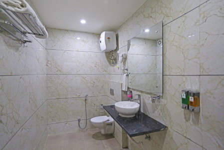Hotel Decent Suites - Delhi Airport, New Delhi, India