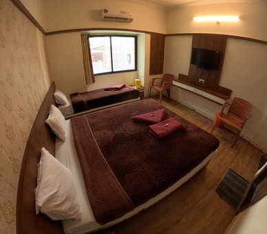 Hotel Laxmibai Palace- Only 300 meter from Sai Baba Temple!!!!, Shirdi, India