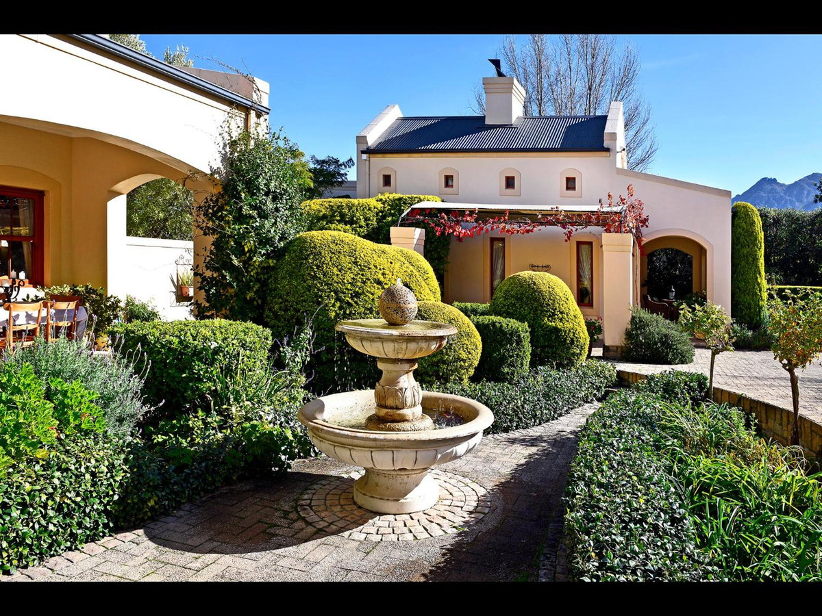 Petit Plaisir is a romantic self-catering cottage on the side of the village no2, South Africa