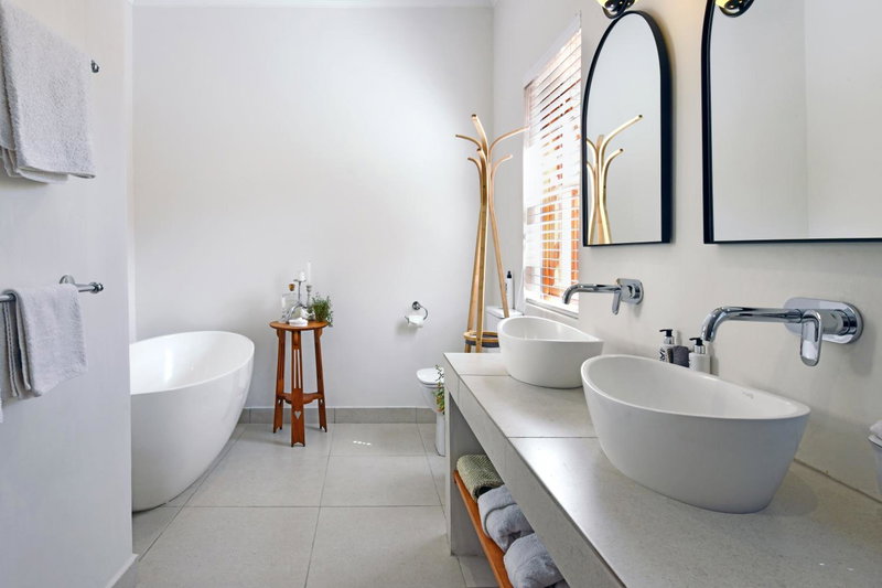 Petit Plaisir is a romantic self-catering cottage on the side of the village no2, Franschhoek, South Africa