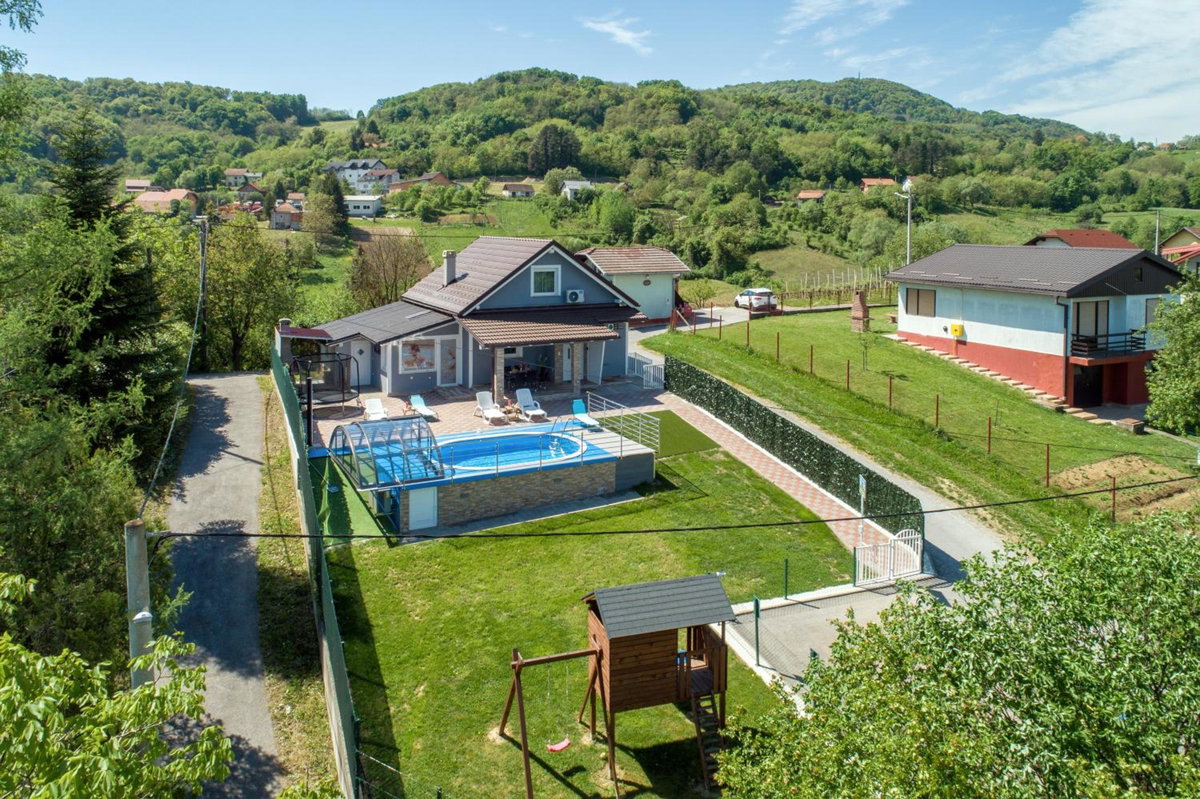 Hotel · CVETKOVA HIŽA sa JACUZZIJEM, Tuheljske Toplice
