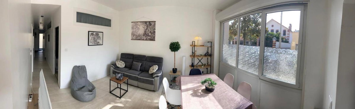 Chambre privée face à la gare, France