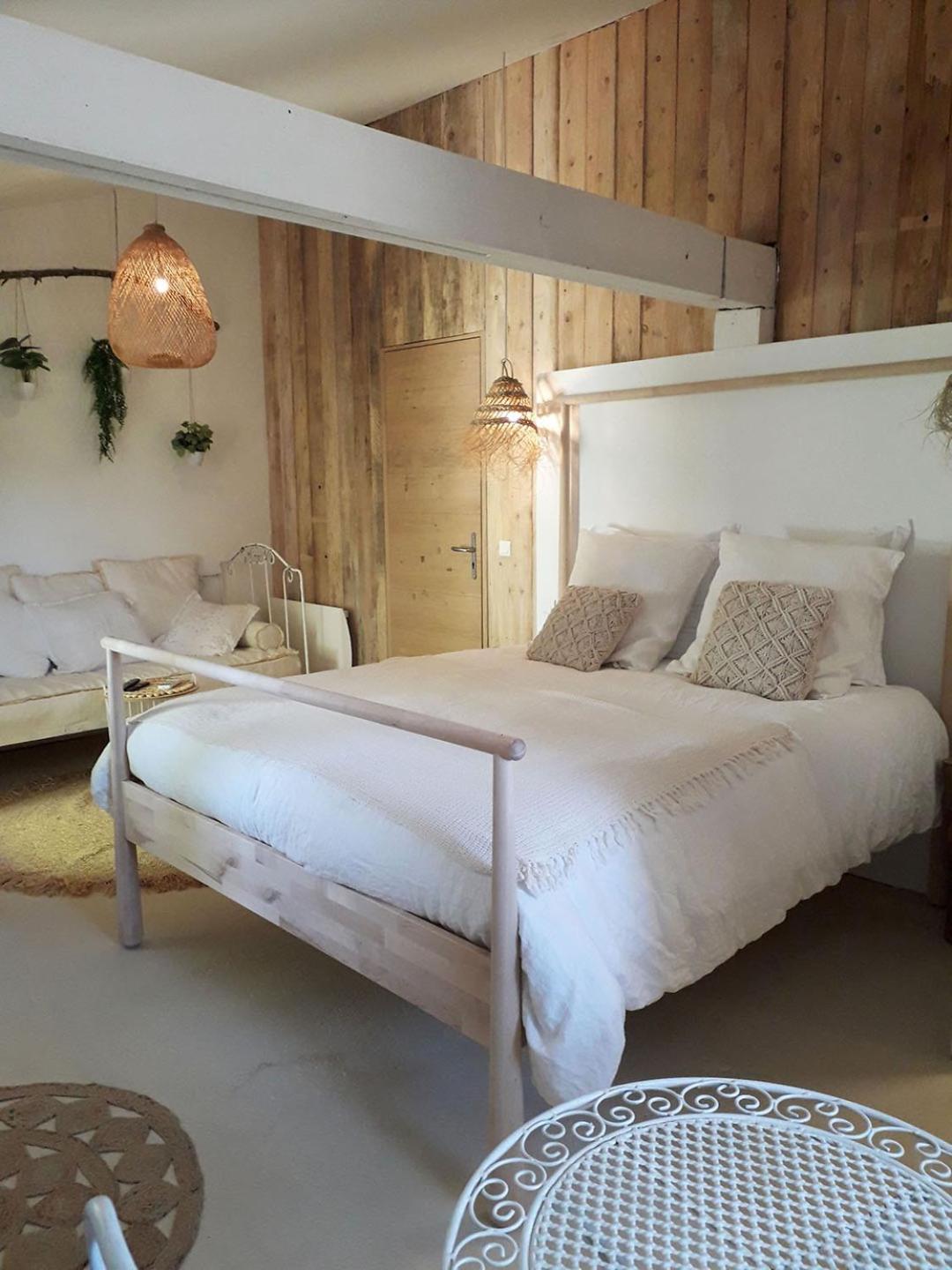 Hotel · Le Sens des Merveilles, Mane