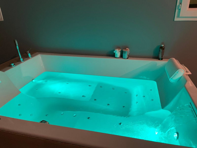 Mas Hinaiti - Suite romantique avec Spa et écran géant de cinéma, Montpellier, France