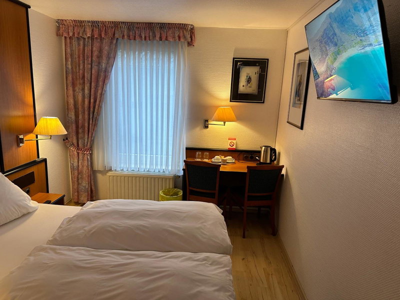 Hotel zur Post Dabringhausen - Quiet Business Hotel near Cologne and Dusseldorf Trade Fairs, Wermelskirchen, Germany