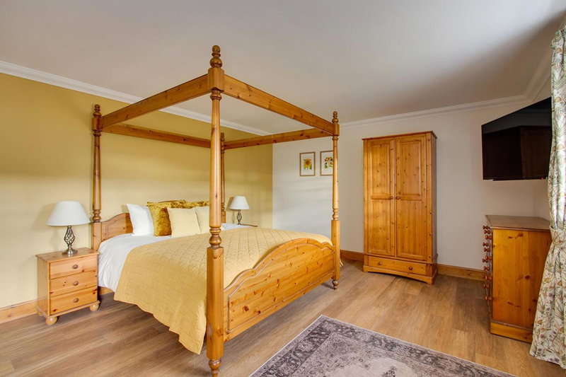 Home Farm B&B - Sunflower Room, Forfar, United Kingdom