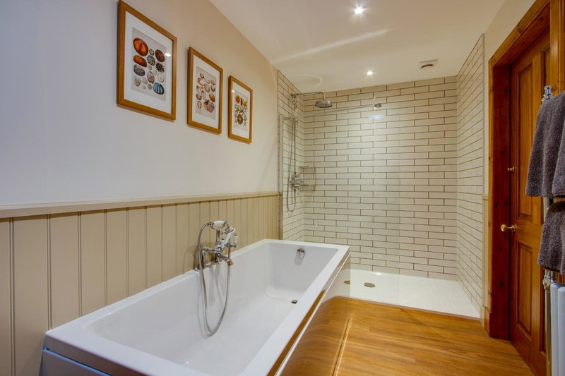 Home Farm B&B - Sunflower Room, Forfar, United Kingdom