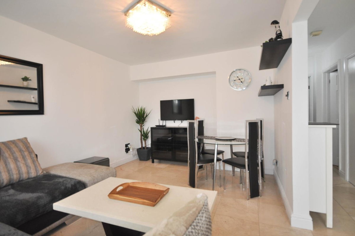 Hotel · Modern 2 Bed Apartment, Luton