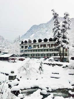 Hotel Satkar Residency - Riverside Old Manali, Manāli, India
