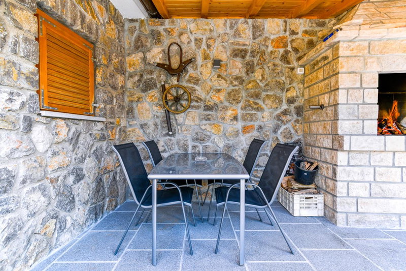 Apartman Lavanda sa bazenom i okućnicom 4*, Hreljin, Croatia