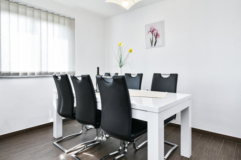 Apartman Lavanda sa bazenom i okućnicom 4*, Hreljin, Croatia