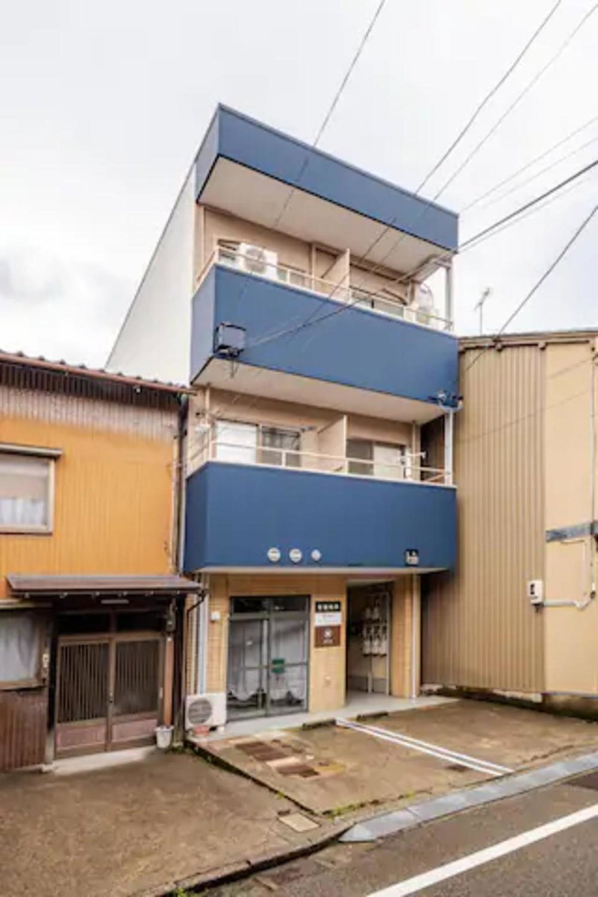 Kanazawa-Hachitabi Kasaichi, Japan