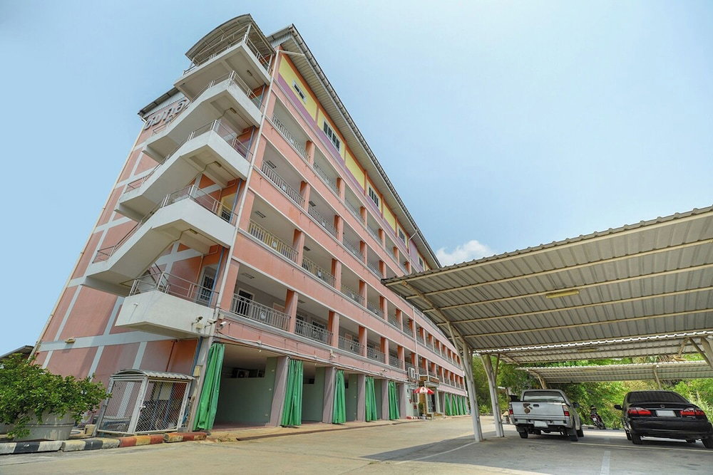 Hotel · Chompoo Inn, Nakhon Chai Si