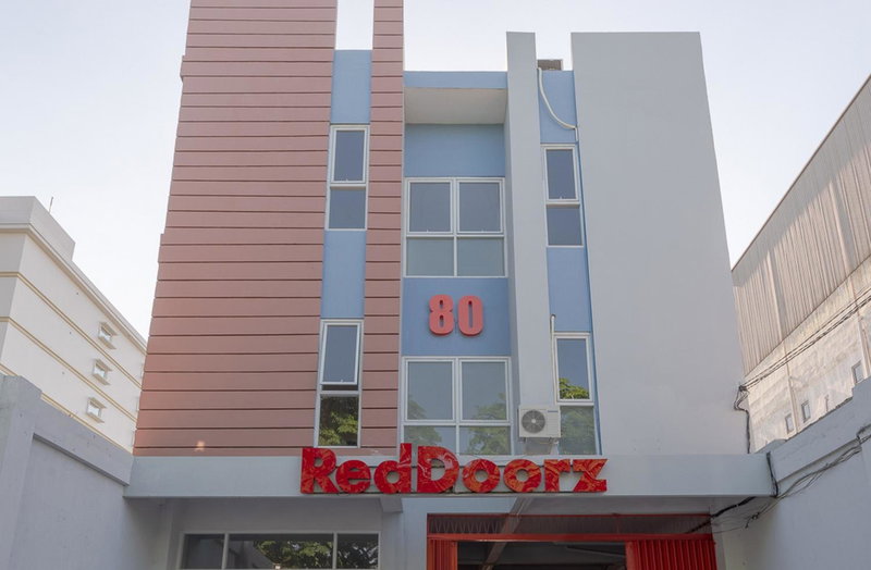 RedDoorz Plus Syariah @ Raya Nginden 2, Surabaya, Indonesia