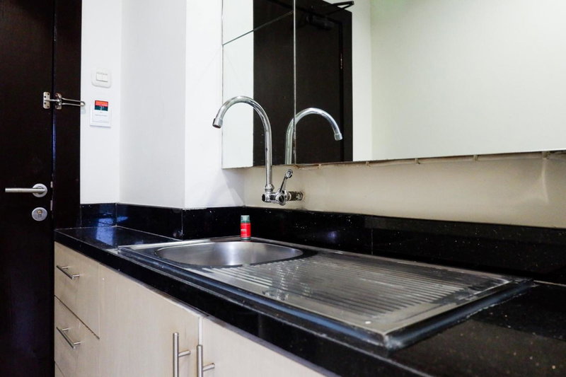 Comfy 1BR Twin Tower Apartment By Travelio, Surabaya, Indonesia