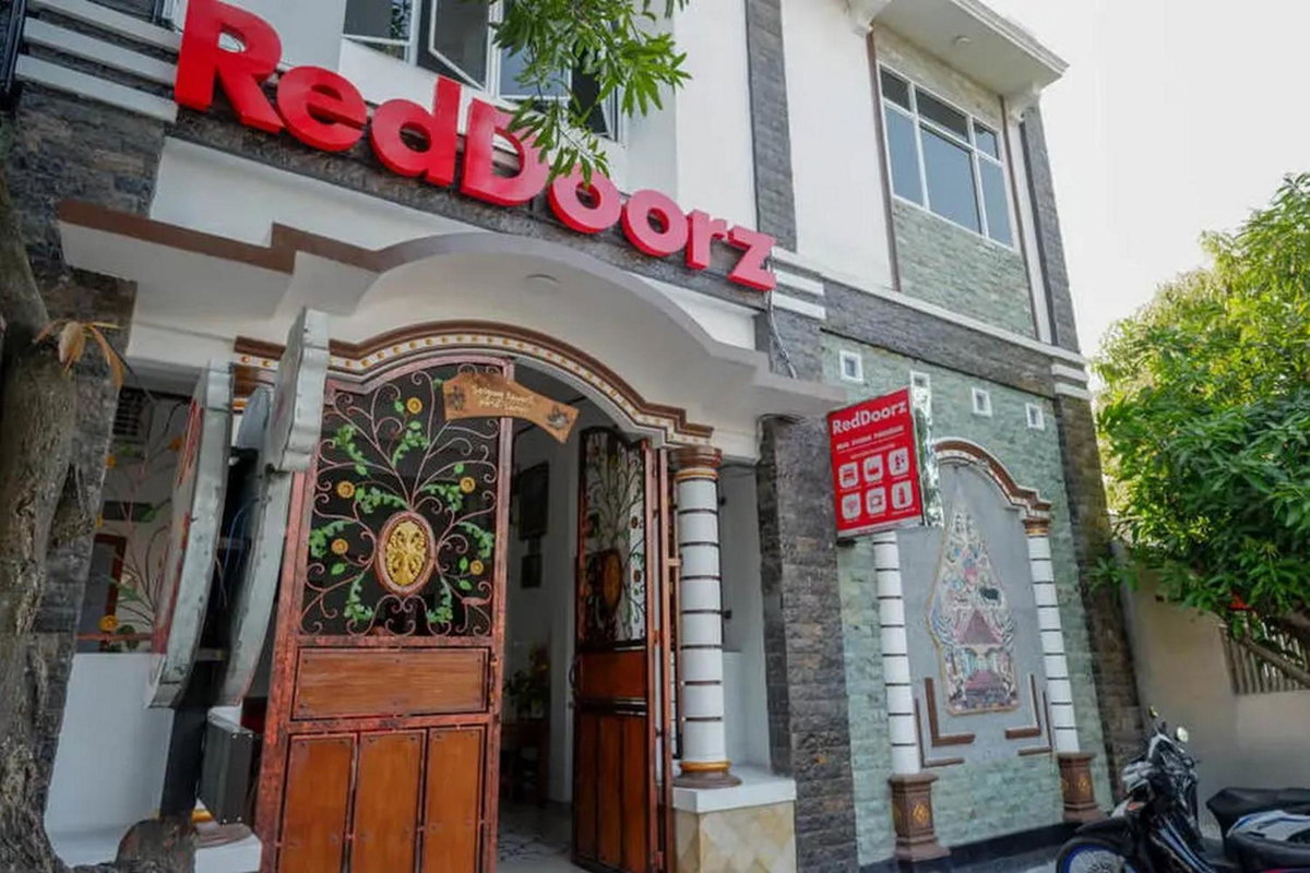 RedDoorz near Stasiun Purwosari, Indonesia