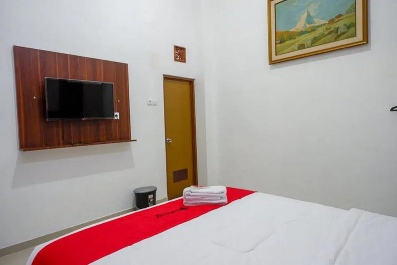 RedDoorz near Stasiun Purwosari, Solo, Indonesia