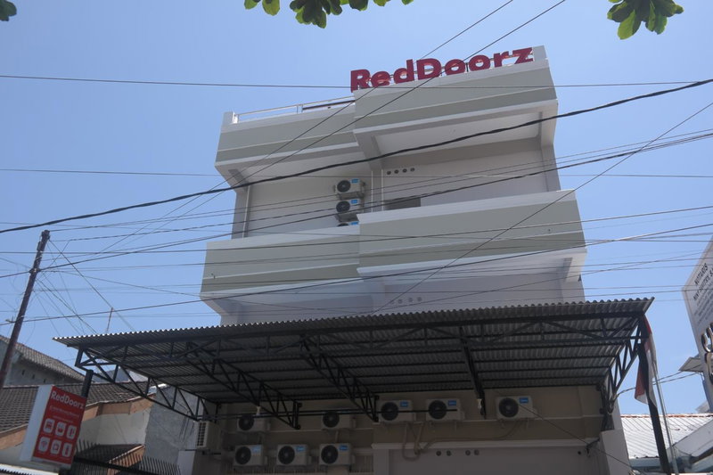 RedDoorz near Mall Ratu Indah 3, Balangberu, Indonesia