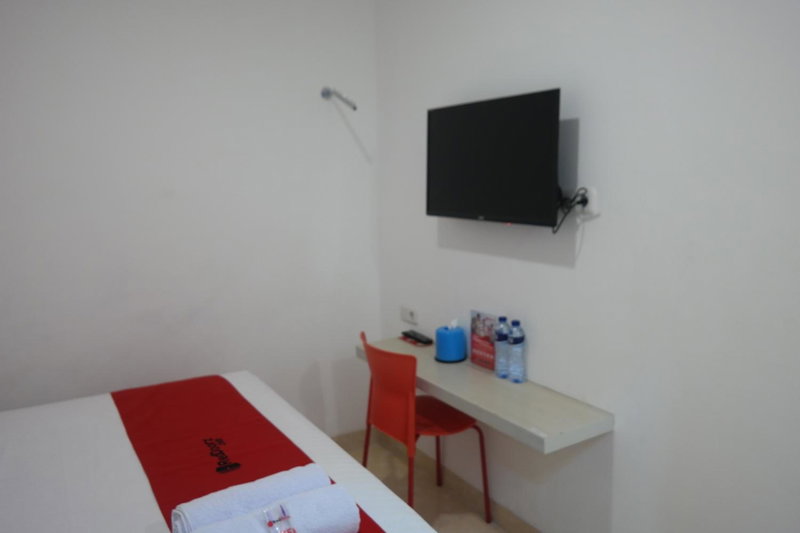 RedDoorz near Mall Ratu Indah 3, Balangberu, Indonesia