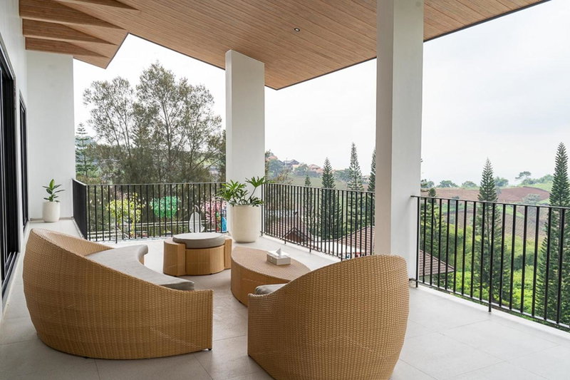 Sunrise City View Villa 9 Bedrooms With a Private Swimming Pool and a Billiard Table, Bandung, Indonesia