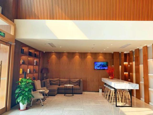 Jinjiang Inn is Qingdao Huangdao Dongjiakou Hotel, Poli, China