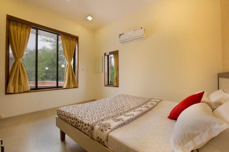 SaffronStays Nithyam - 2BR budget pool villa in Wada, gated community, Wi-Fi, river walk, near Mumbai via NH48, Pālghar, India