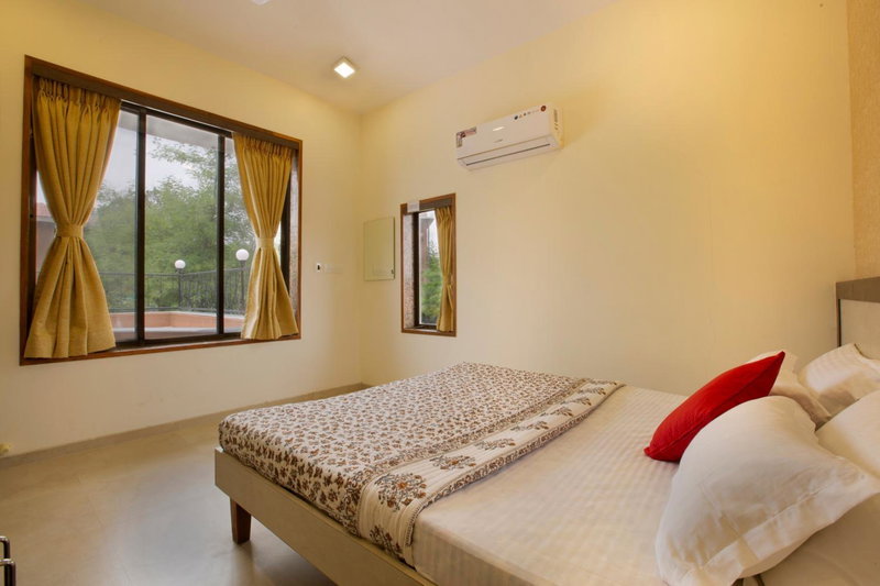 SaffronStays Nithyam - 2BR budget pool villa in Wada, gated community, Wi-Fi, river walk, near Mumbai via NH48, Pālghar, India
