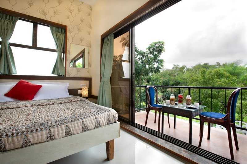 SaffronStays Nithyam - 2BR budget pool villa in Wada, gated community, Wi-Fi, river walk, near Mumbai via NH48, Pālghar, India