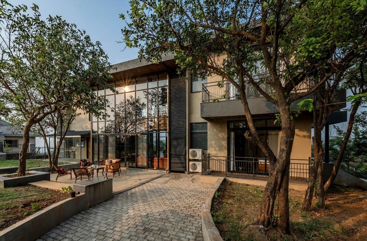 SaffronStays Falcon Hill, Lonavala - luxury villa with infinity pool near Lion's Point, India