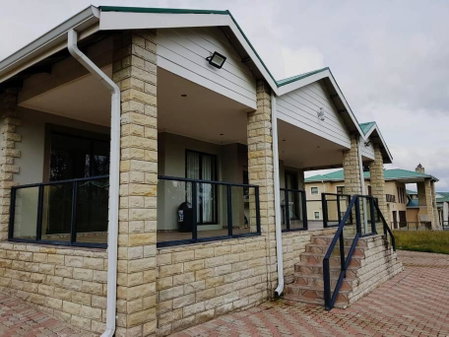 8sIndoor indoor pool4 bedroom villaGreat view and backup power, Clarens, South Africa