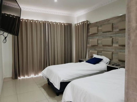 8sIndoor indoor pool4 bedroom villaGreat view and backup power, Clarens, South Africa