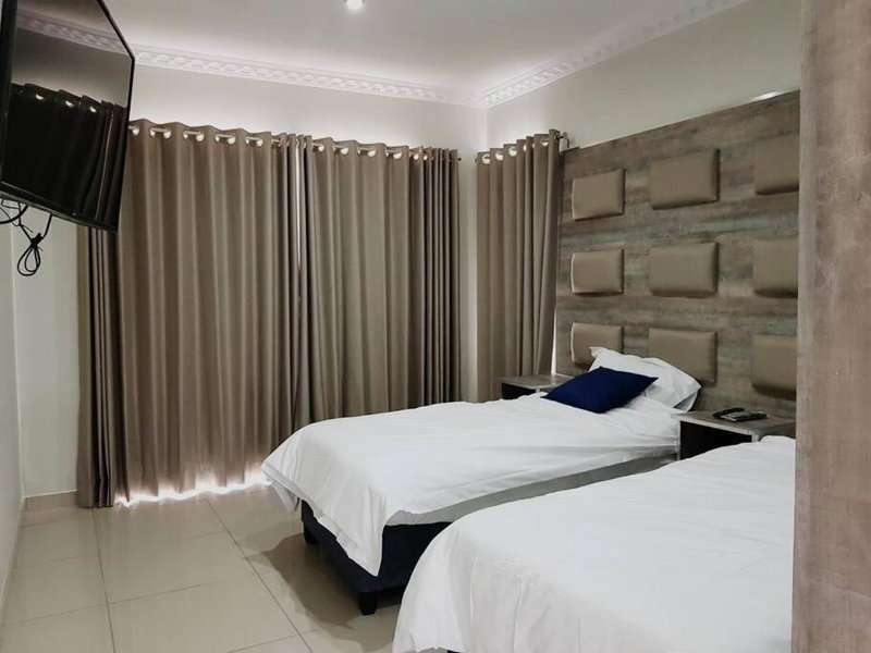 8sIndoor indoor pool4 bedroom villaGreat view and backup power, Clarens, South Africa