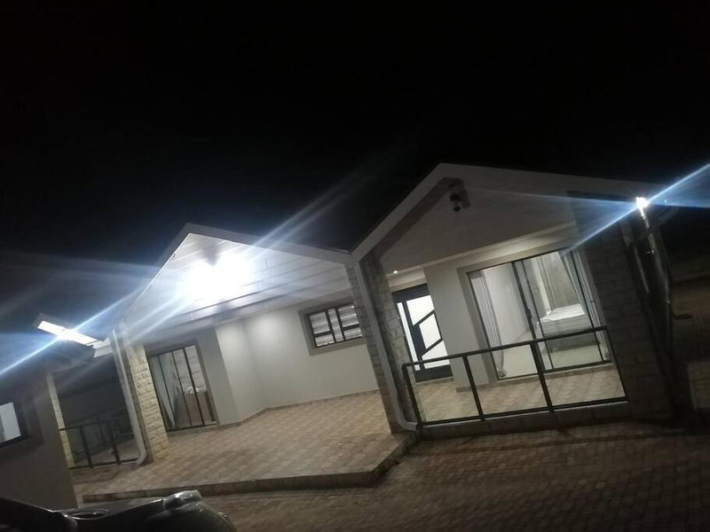 8sIndoor indoor pool4 bedroom villaGreat view and backup power, Clarens, South Africa