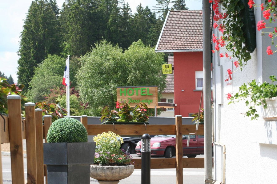 Logis Hôtel & Restaurant Les Perce-Neige, Bonnétage, France