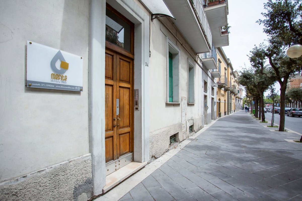 Hotel · Dimora Mefite-Camere con Bagno Privato e Self check-in, Matera