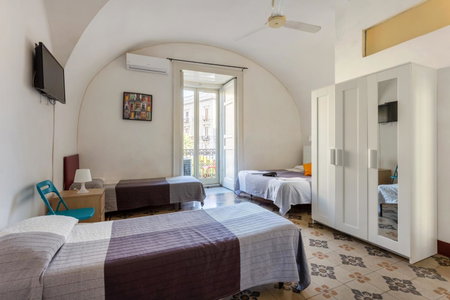 Da Gianni e Lucia Rooms with bathroom in the city center, Catania, Italy