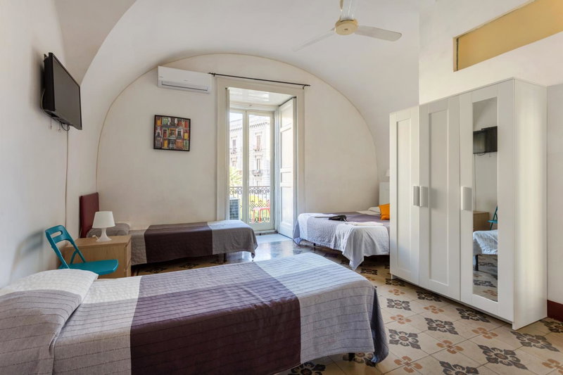 Da Gianni e Lucia Rooms with bathroom in the city center, Catania, Italy