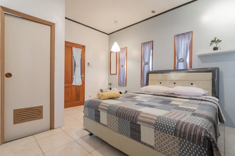 Lembur Kiwari Setra Duta Mitra RedDoorz, Bandung, Indonesia