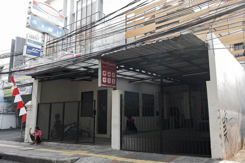 RedDoorz Plus near Taman Anggrek Mall, Jakarta, Indonesia
