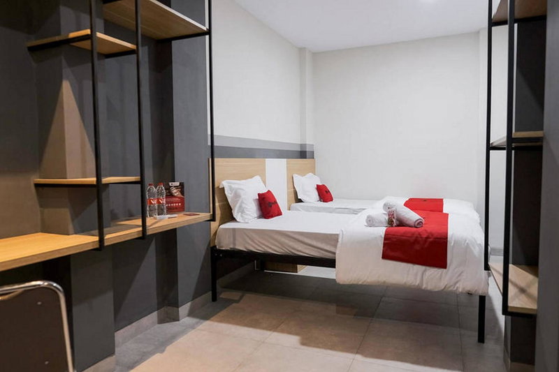 RedDoorz Plus near Taman Anggrek Mall, Jakarta, Indonesia