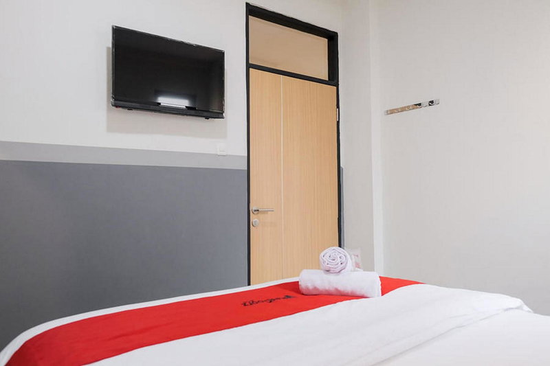 RedDoorz Plus near Taman Anggrek Mall, Jakarta, Indonesia