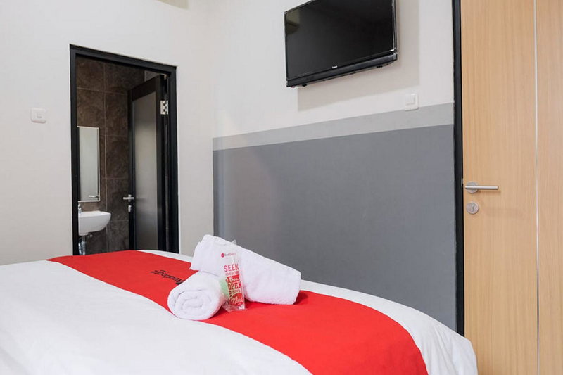 RedDoorz Plus near Taman Anggrek Mall, Jakarta, Indonesia