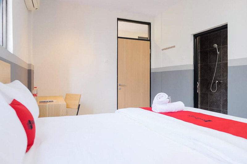 RedDoorz Plus near Taman Anggrek Mall, Jakarta, Indonesia